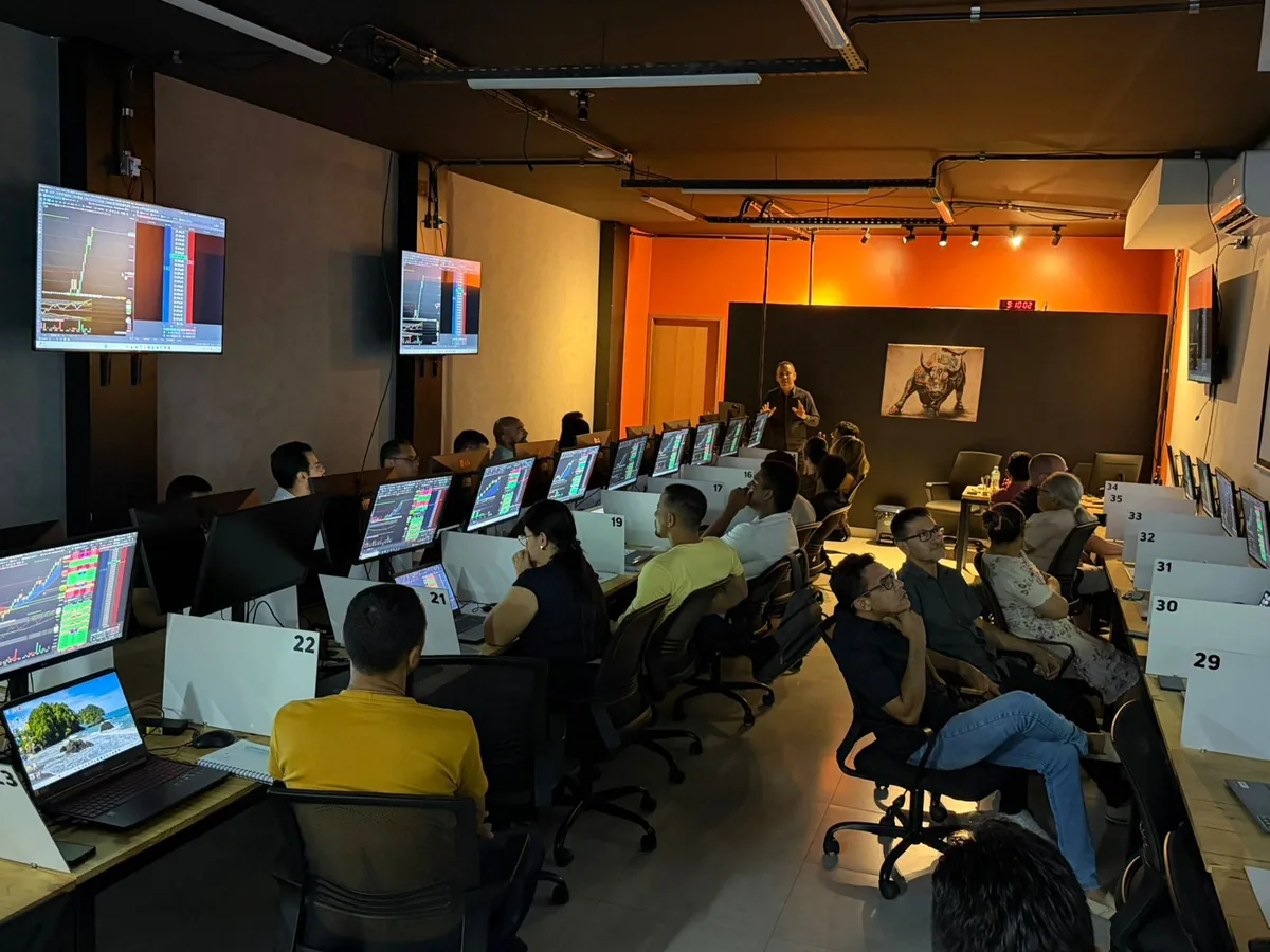 Alunos operando ao vivo na sede da Finance Hub